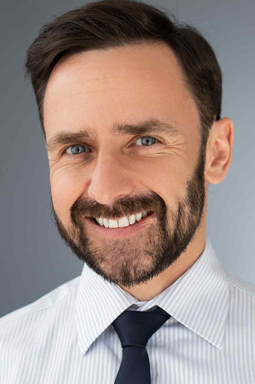 https://novaseguroscol.com/wp-content/uploads/2019/02/team_01-850x1280.jpg