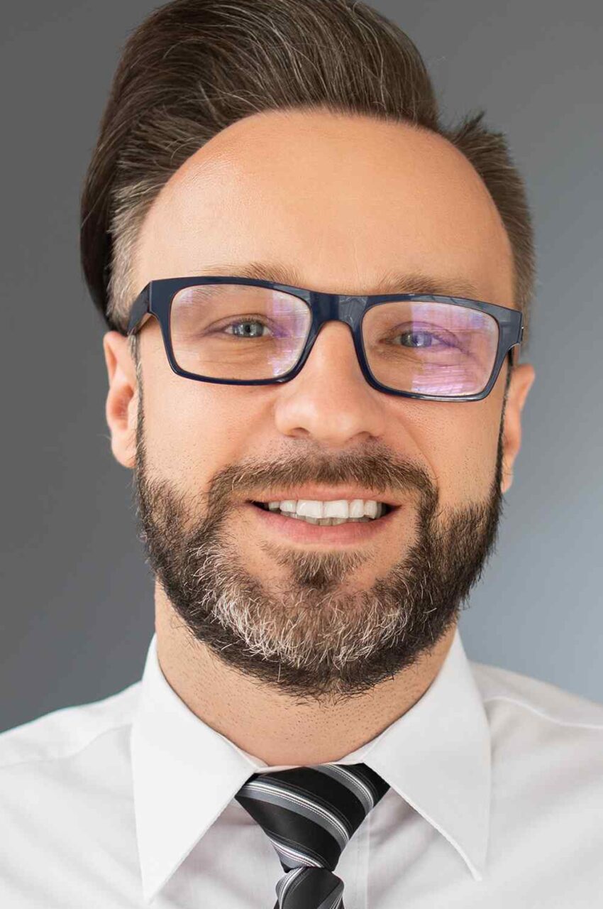 https://novaseguroscol.com/wp-content/uploads/2019/02/team_02-850x1280.jpg